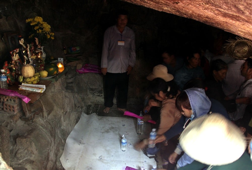 Người dân thắp hương trong hang Tổ