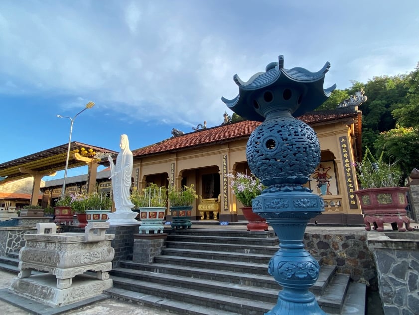 Khuôn viên bên ngoài chùa Phù Cư