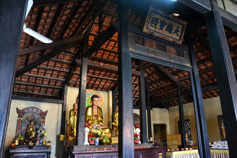Điện thờ có nhiều tượng Phật trang nghiêm, quý giá