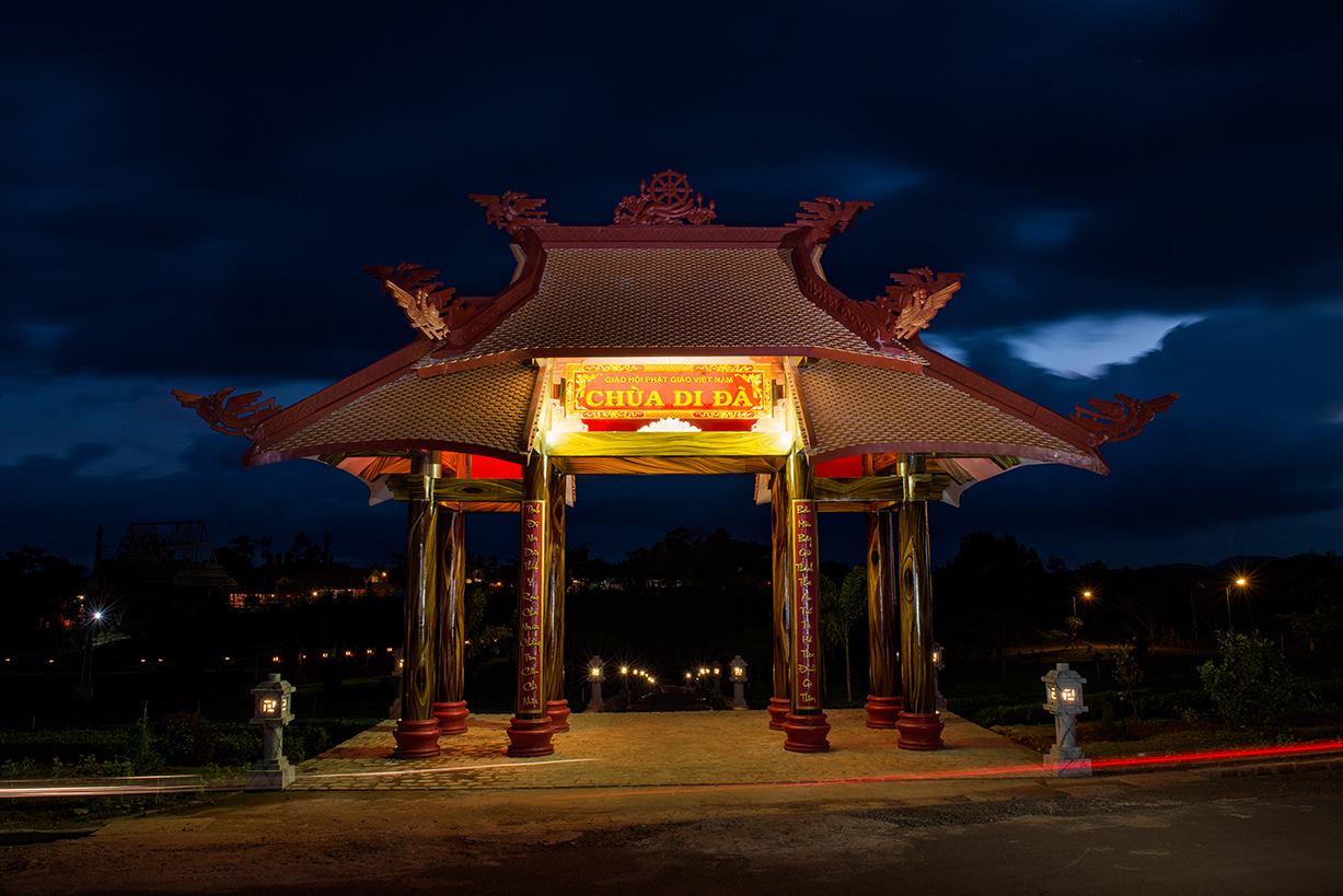 Cổng chùa Di Đà về đêm
