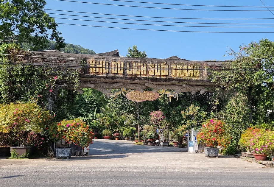 Cổng khu du lịch suối Tranh