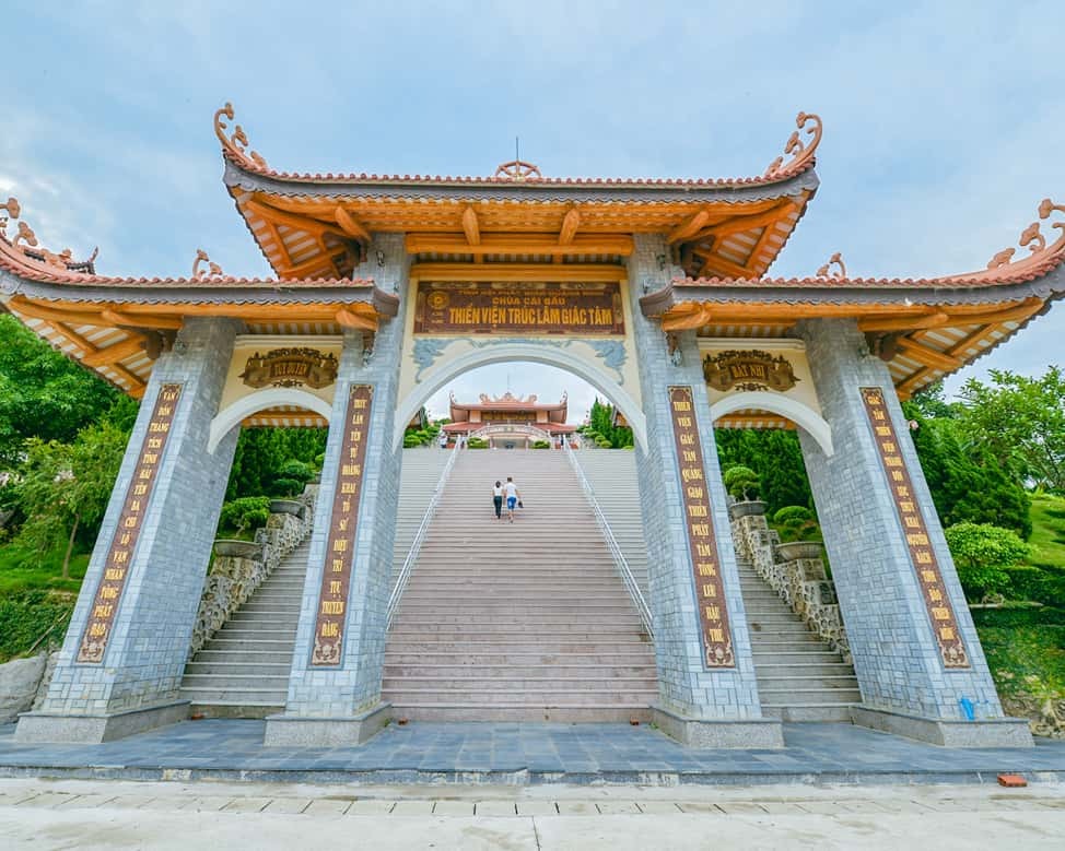 Cổng tam quan chùa Cái Bầu Quảng Ninh
