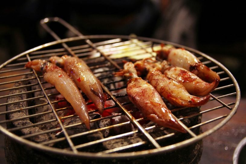 Mực nháy và các loại hải sản khác nướng trên bếp than là “món nhậu” tuyệt ngon mà thực khách khó lòng từ chối. (Ảnh: Sưu tầm)