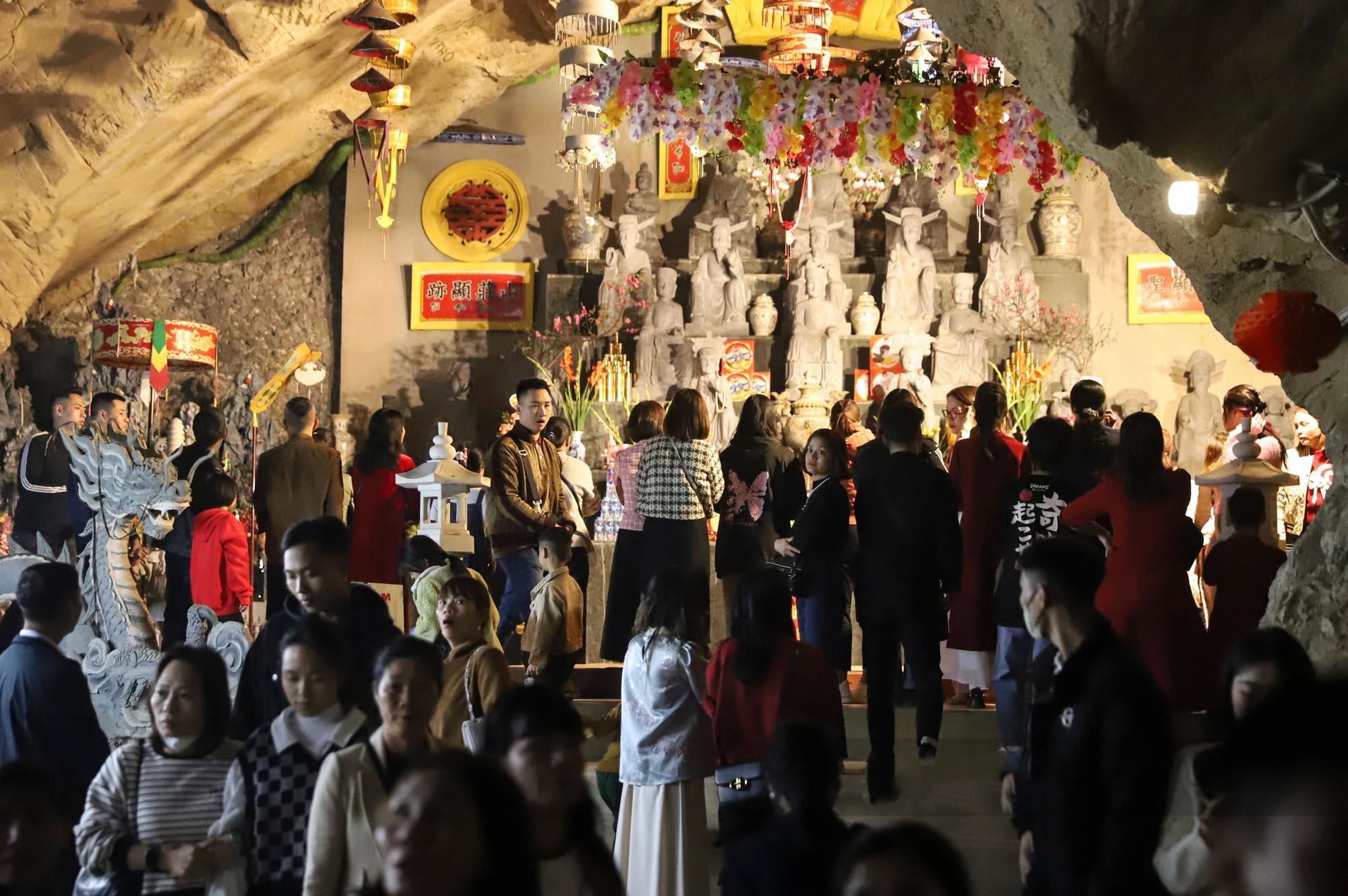 Dâng hương chùa Hang