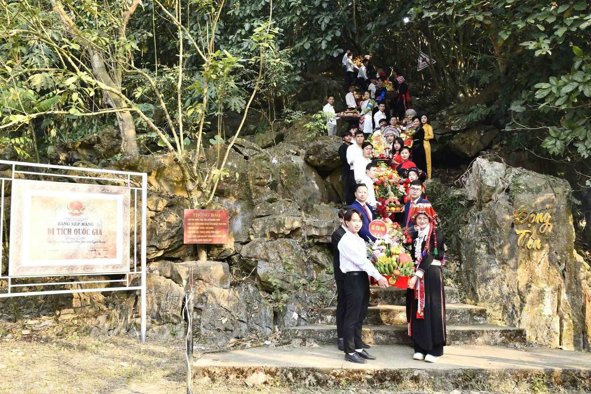 Dâng lễ tại lễ hội Động Tiên
