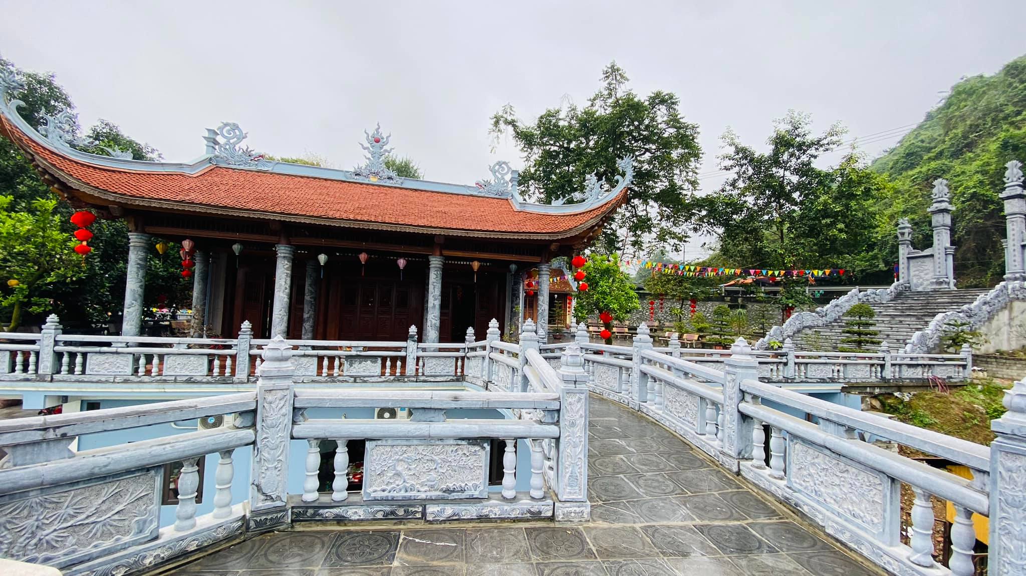 Đền Thượng nằm ngay dưới chân núi Dùm