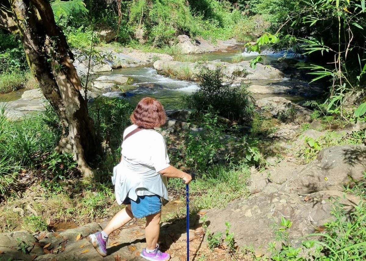 Đi bộ đến thác Chapơr