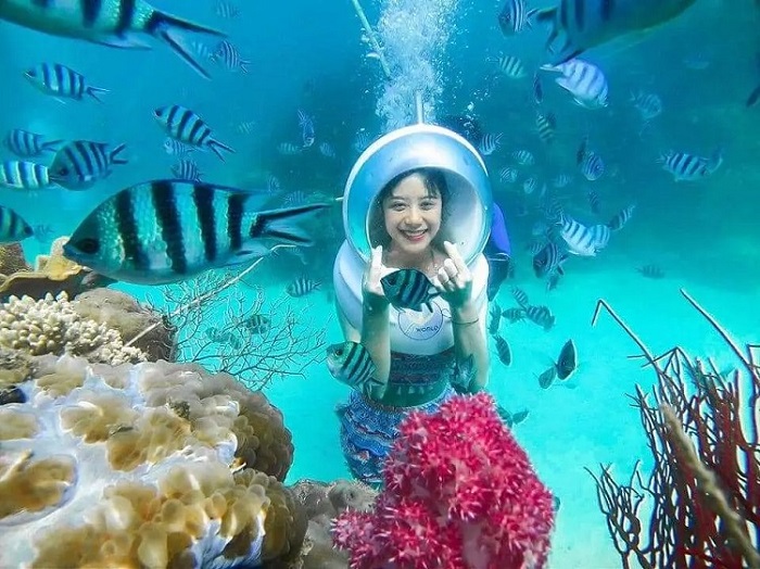 đi bộ dưới biển