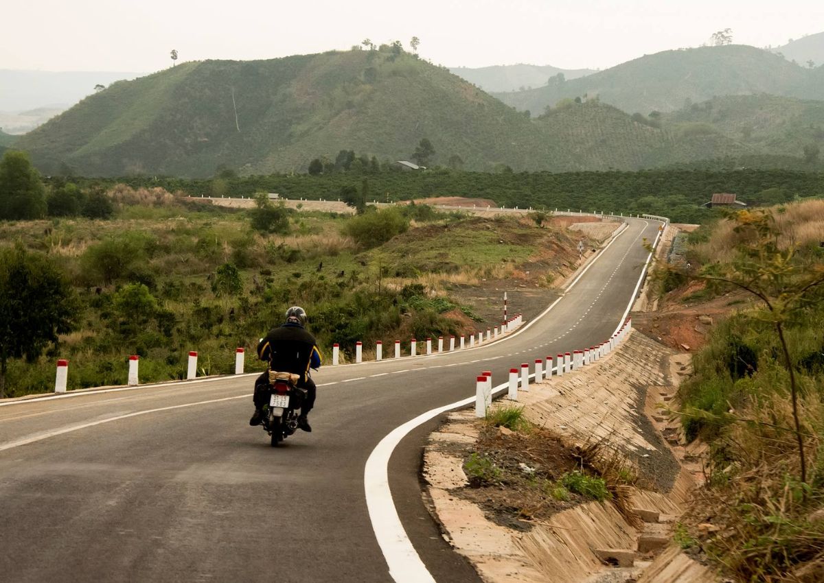 Di chuyển bằng xe máy đến hầm Hỏa Xa