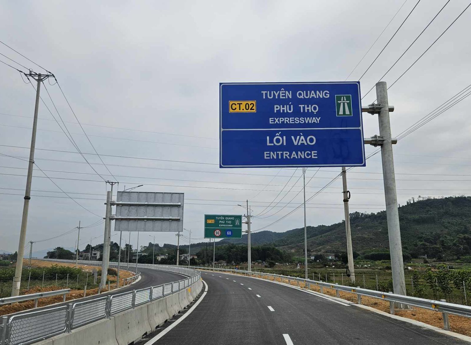 Di chuyển trên đường cao tốc đến Tuyên Quang