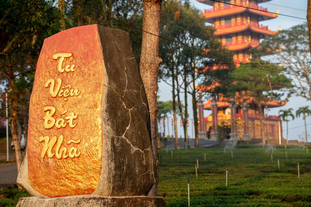 tham quan tu viện Bát Nhã