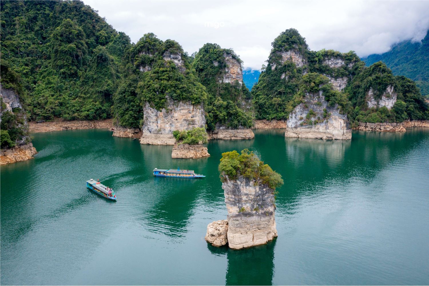 Đi thuyền hồ Na Hang
