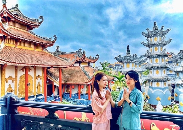Việt Nam là một đất nước rất giàu có về di tích lịch sử. Những di tích lịch sử như đền, chùa, lăng tẩm, tự, cổng đình,... mang lại cho chúng ta nhiều kiến thức và giá trị văn hoá. Hãy cùng khám phá những hình ảnh đẹp về các di tích lịch sử nổi tiếng tại Việt Nam.