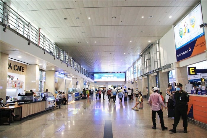 đón người thân tại sân bay Tân Sơn Nhất