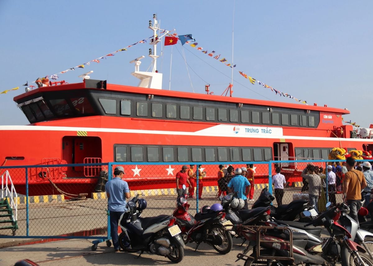 Du khách có mặt tại cảng đi đảo Phú Quý