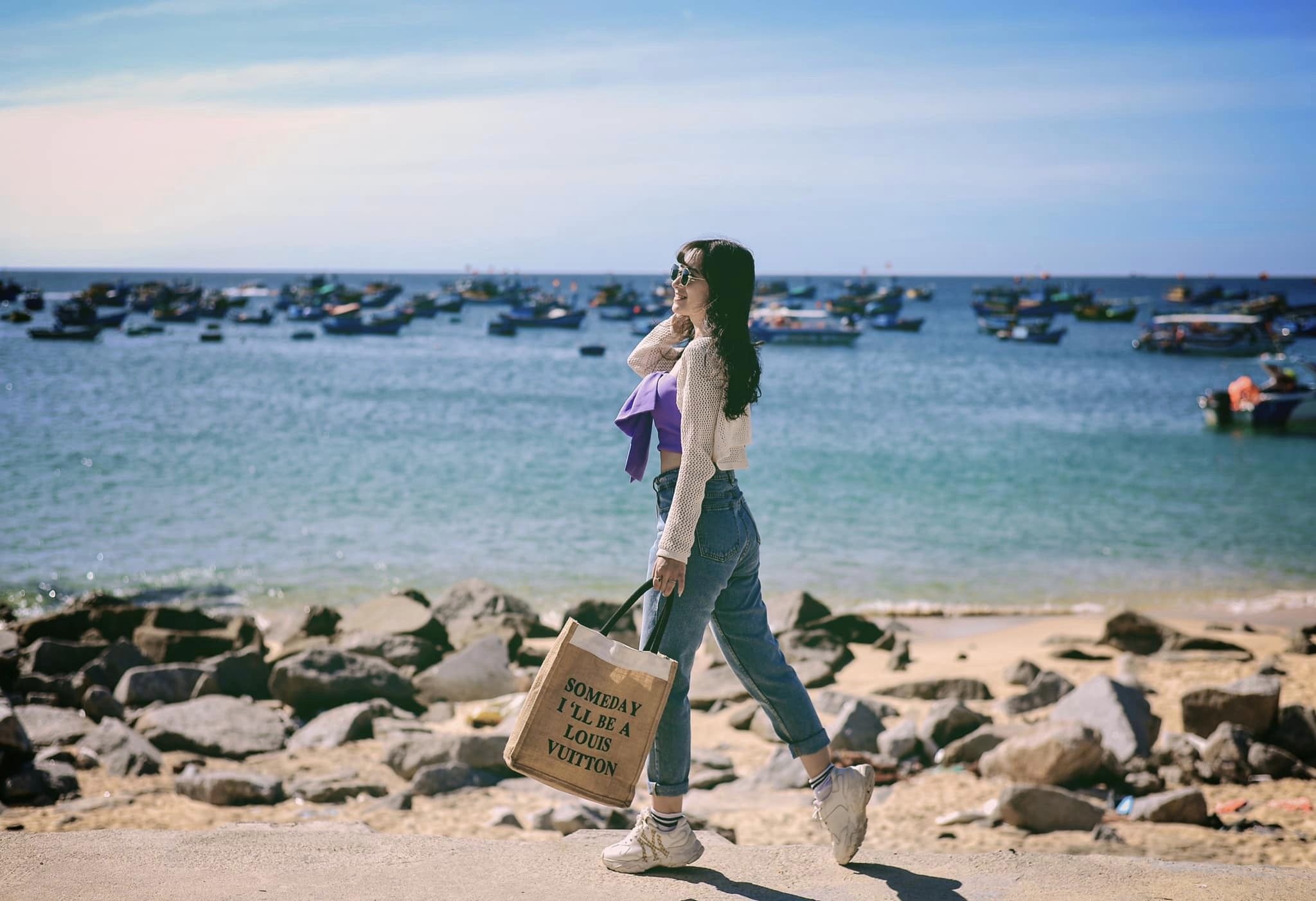 Du khách dạo biển Nhơn Lý 
