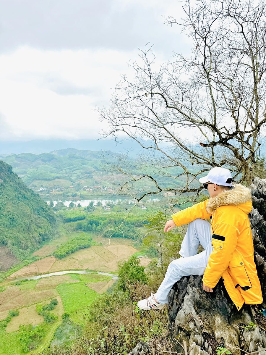 Du khách ngắm cảnh xứ Tuyên từ động Tiên