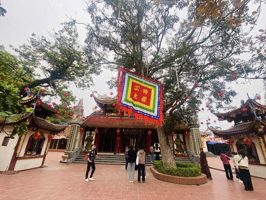 Du khách tham quan đền Mẫu Ỷ La