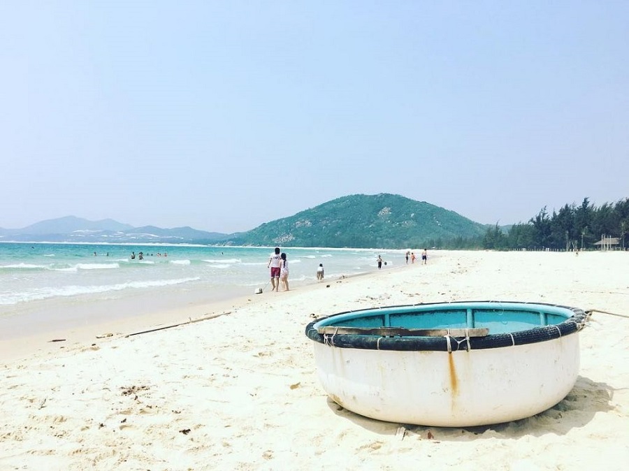 Du khách vui chơi trên bãi biển Tuy Hòa