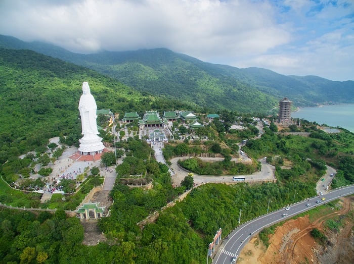 Khung cảnh thiên nhiên tuyệt đẹp của chùa Linh Ứng (Nguồn ảnh: Sưu tầm)