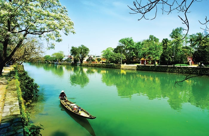 Du lịch Huế là đích đến hấp dẫn với văn hóa truyền thống của Việt Nam. Bạn sẽ có cơ hội khám phá di sản cổ kính của thành phố cũ và những bức tường đại ngàn tựa núi. Đi Huế và trải nghiệm văn hóa và kiến trúc độc đáo của nơi này.