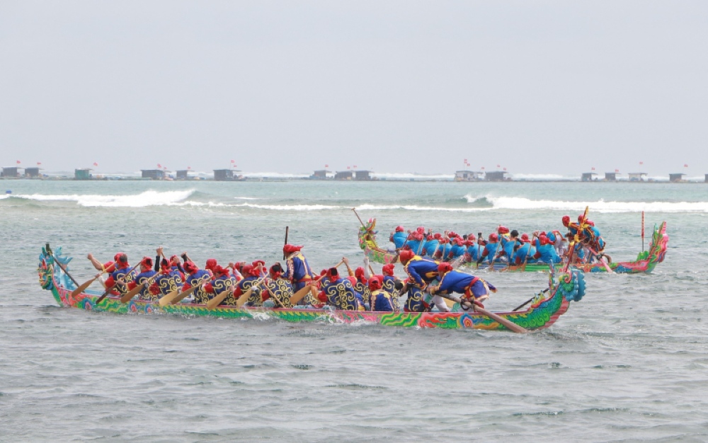 Đua thuyền Lý Sơn