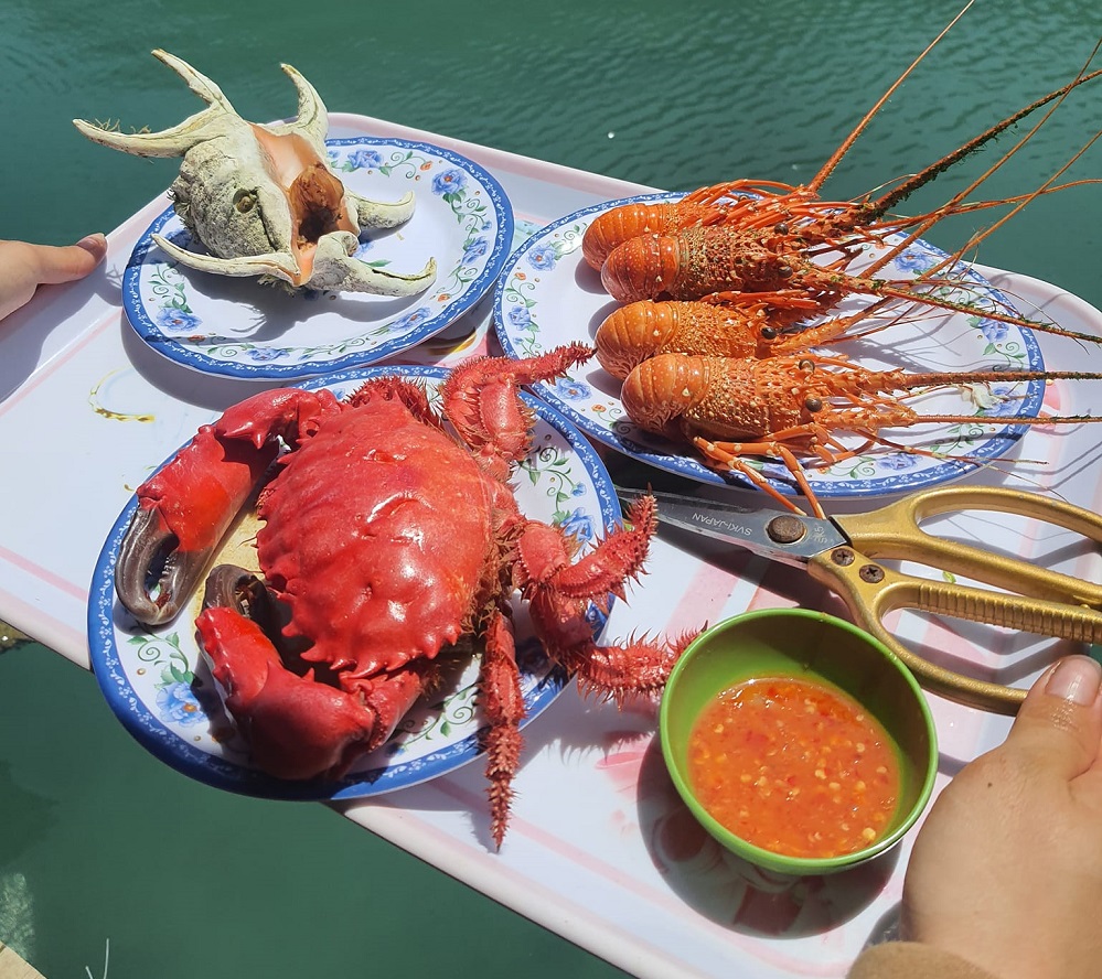 Hải sản ngon tại hồ cá Làng Dương