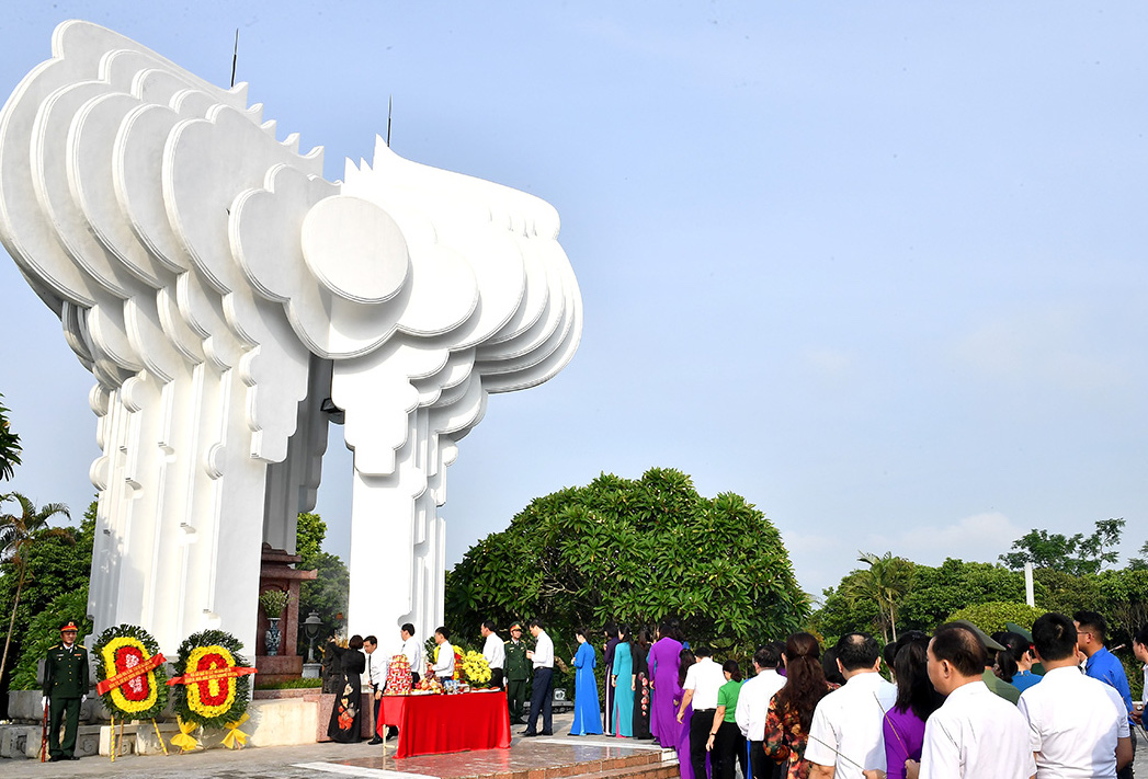 hình ảnh đài tưởng niệm tỉnh Tuyên Quang