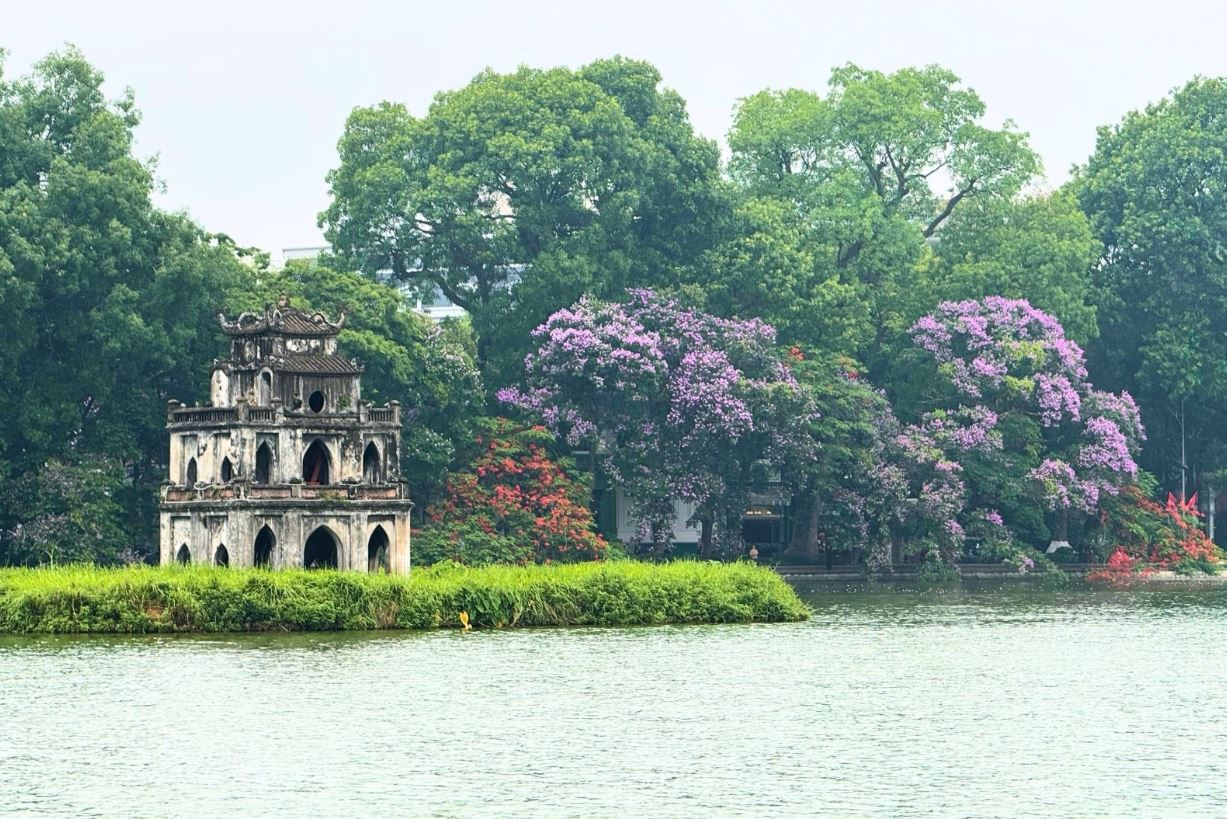 Hồ Gươm đẹp cổ kính, trầm mặc