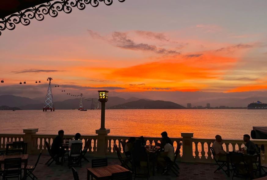 Admire the romantic sunset at Vinpearl Harbour