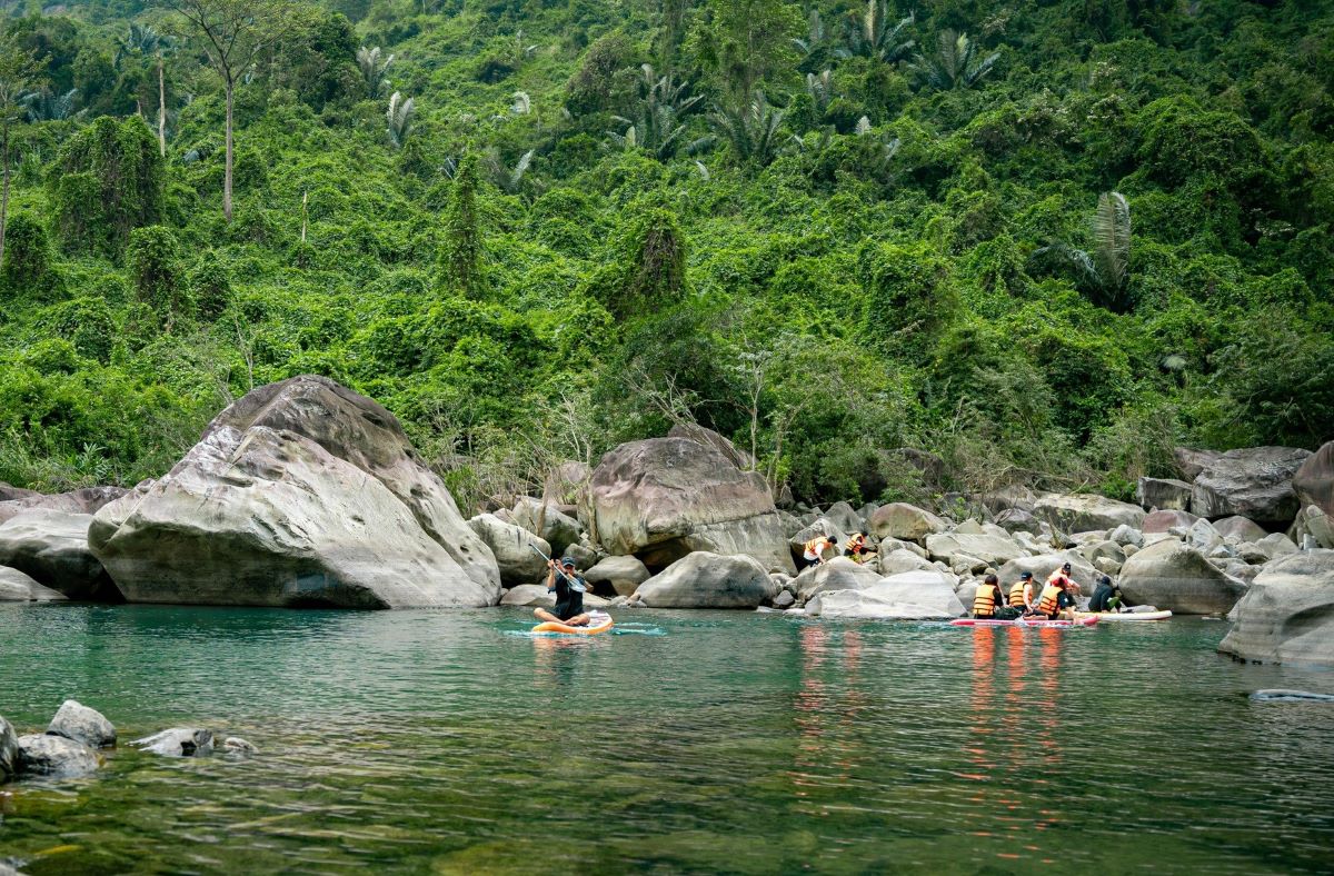 Hoạt động chèo SUP tại thác Vực Phun