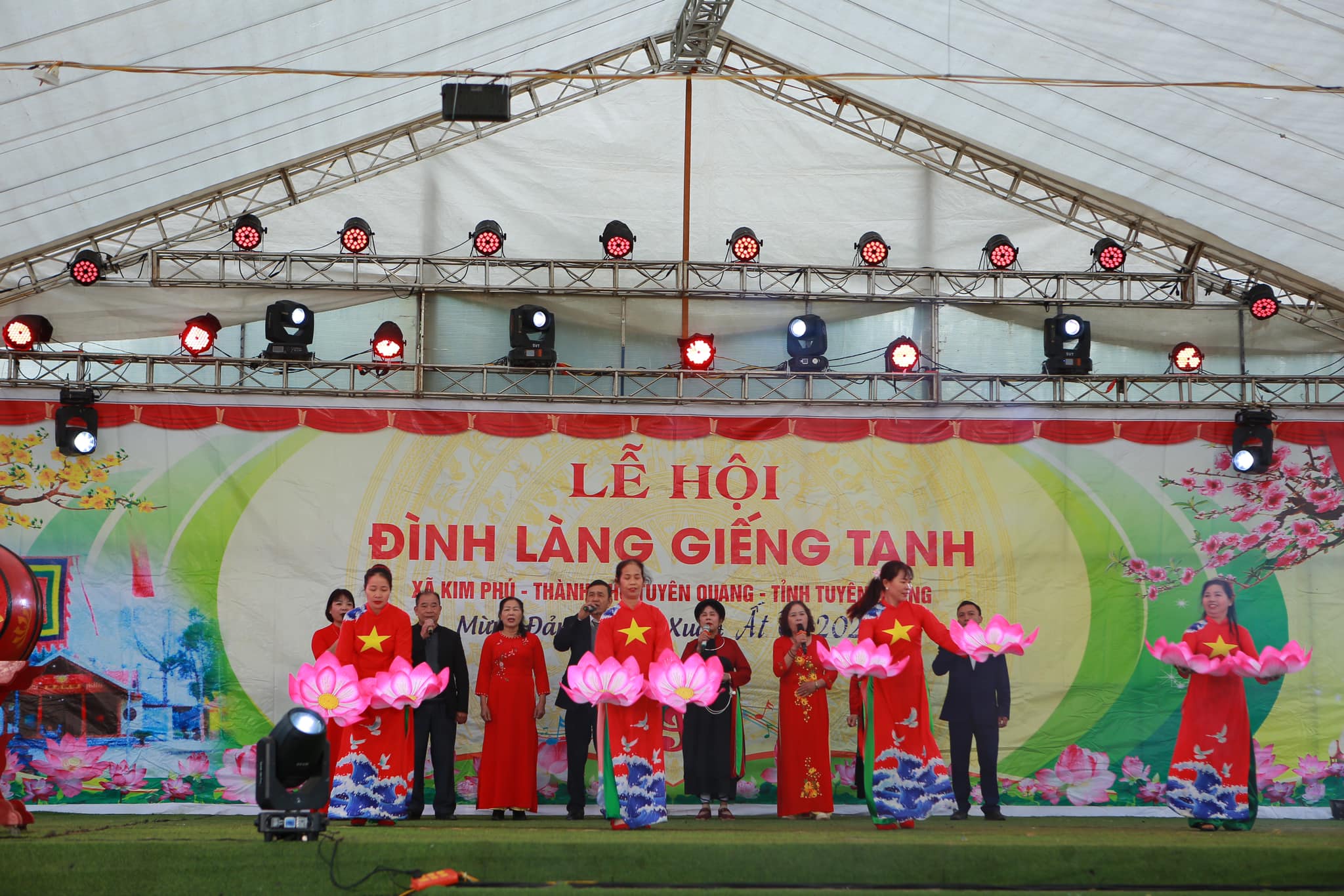 Hoạt động văn nghệ tại lễ hội đình làng Giếng Tanh
