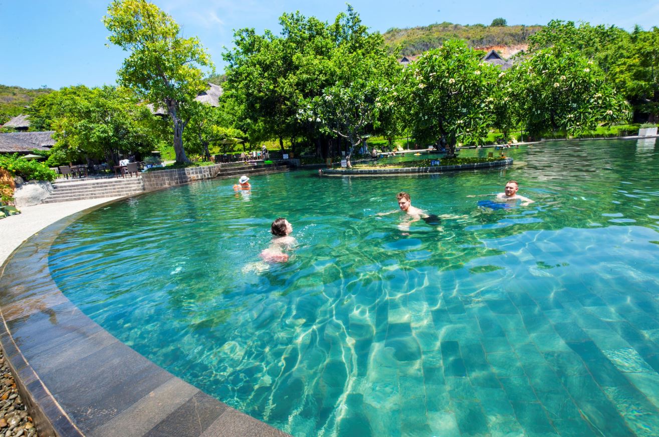 Hồ bơi ngoài trời view biển cực chill