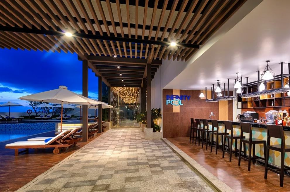 Infinity Pool Bar liền kề hồ bơi vô cực