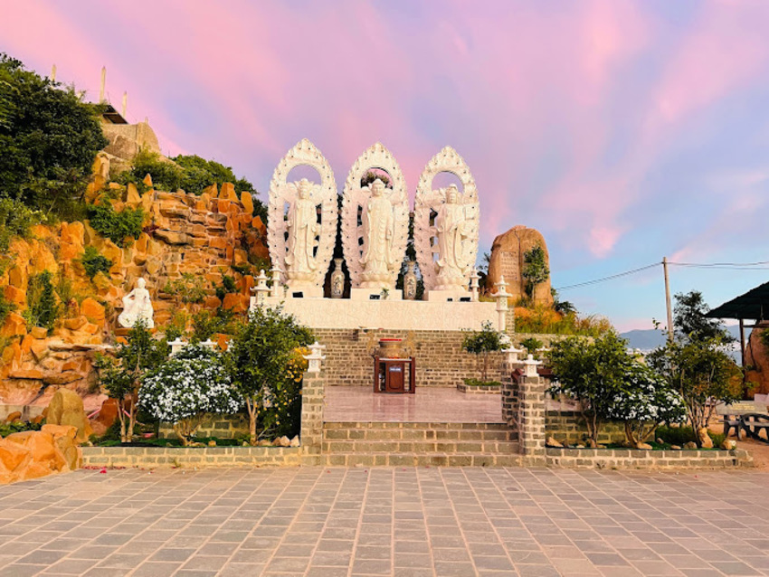 không gian bên trong Trùng Sơn Cổ Tự
