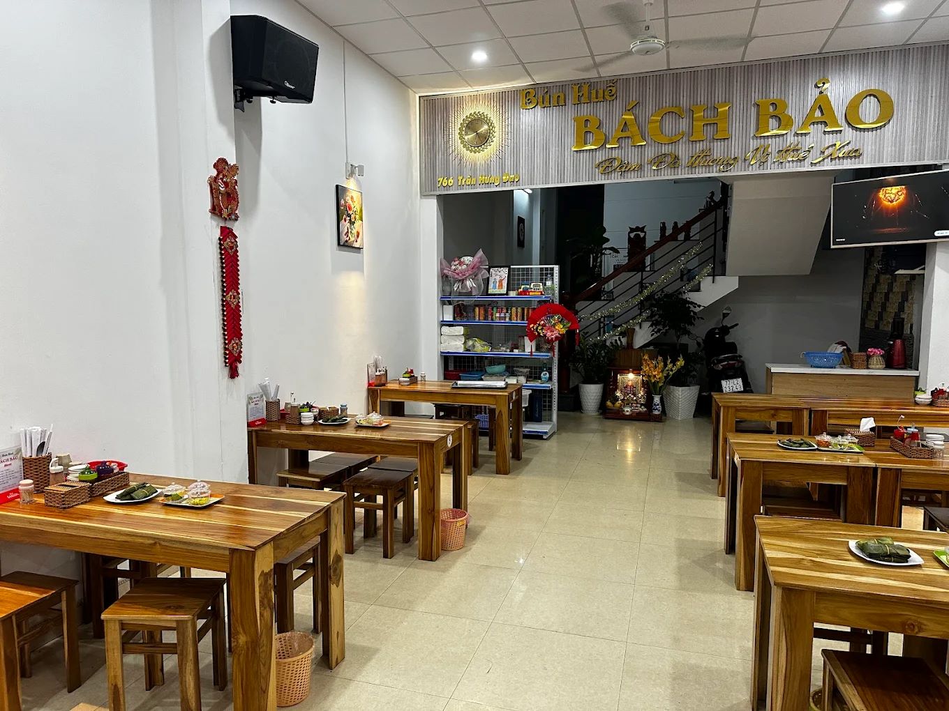 Không gian bún bò Huế Bách Bảo