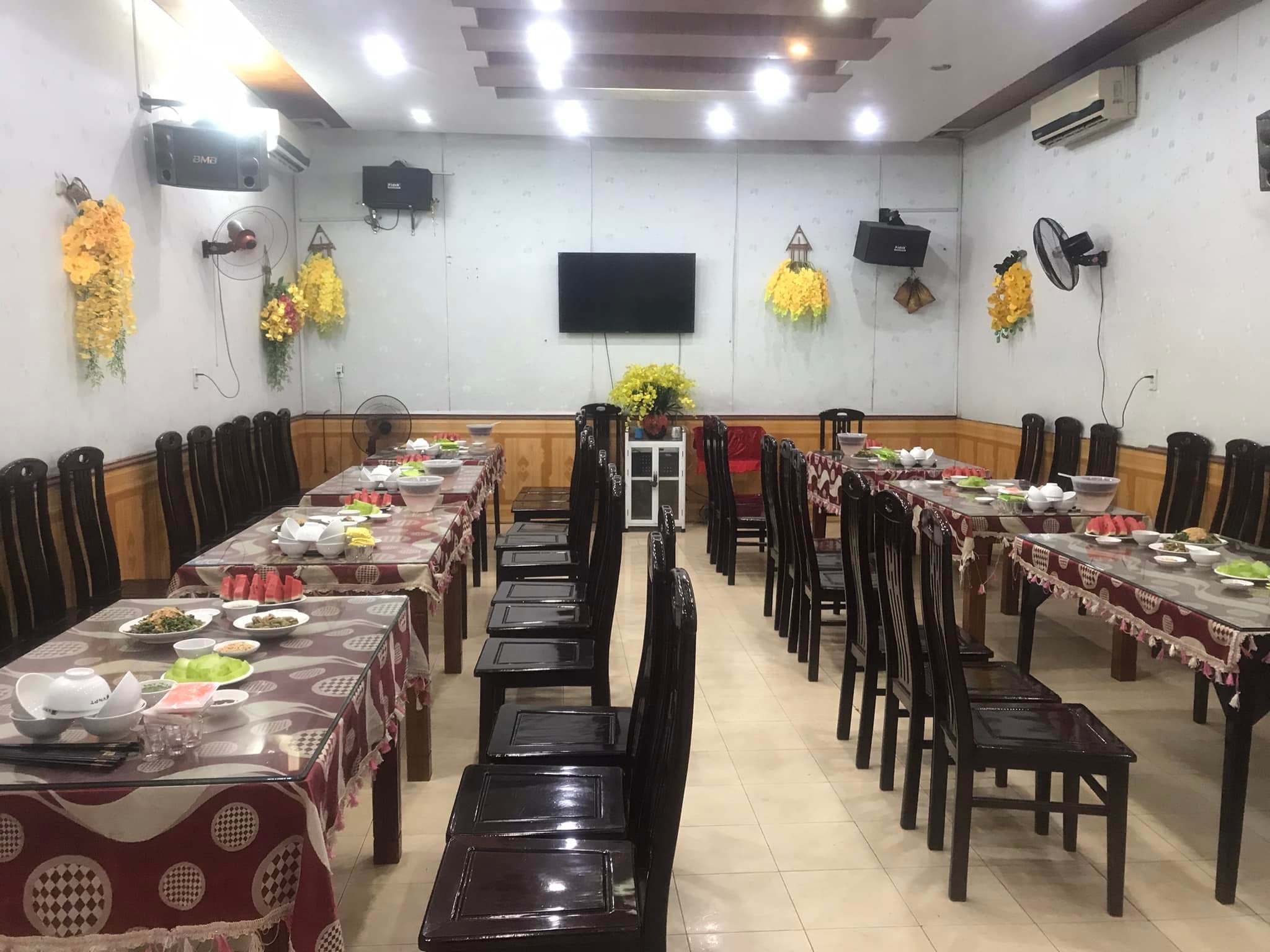 Không gian nhà hàng Tràng An Tuyên Quang