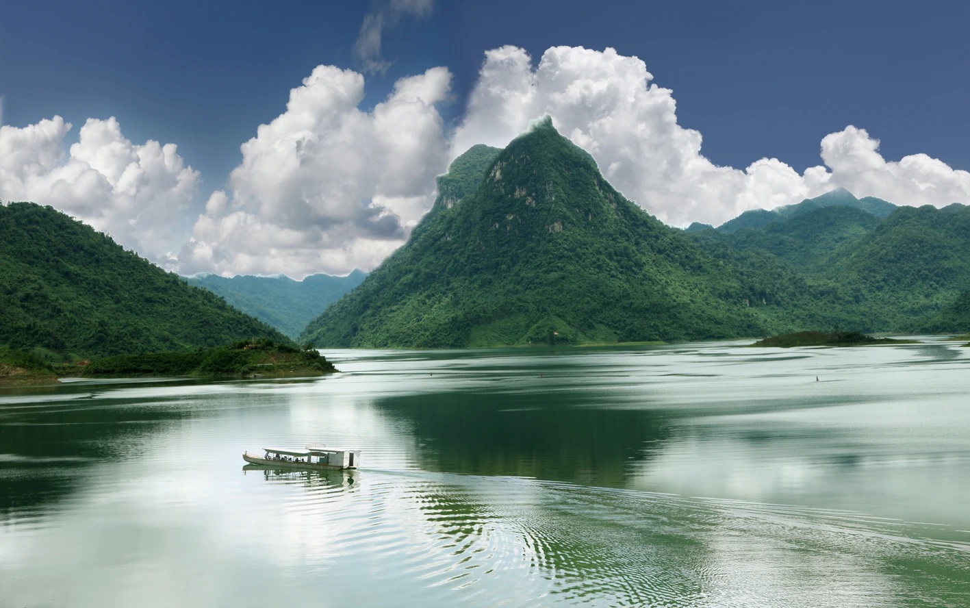 Khu du lịch sinh thái núi Dùm gần đền Ỷ La