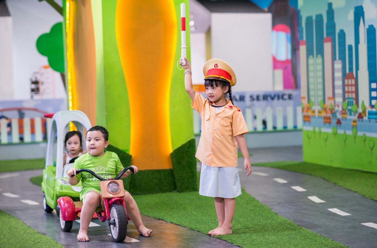 Bé tập làm cảnh sát giao thông tại VinKE