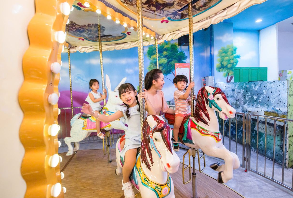 Chơi đu quay hoàng gia tại VinKE