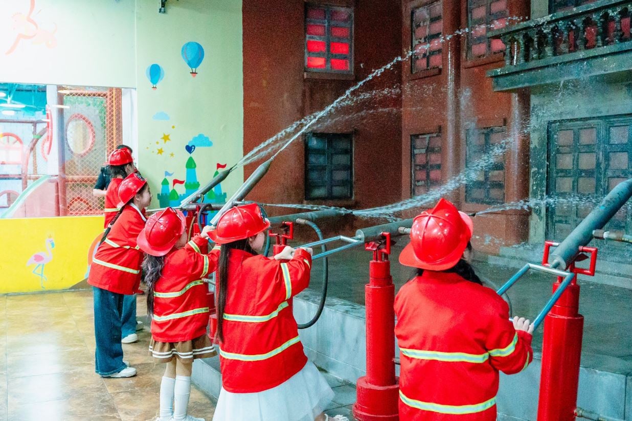 Các bé hoá thân làm lính cứu hoả tại VinKE
