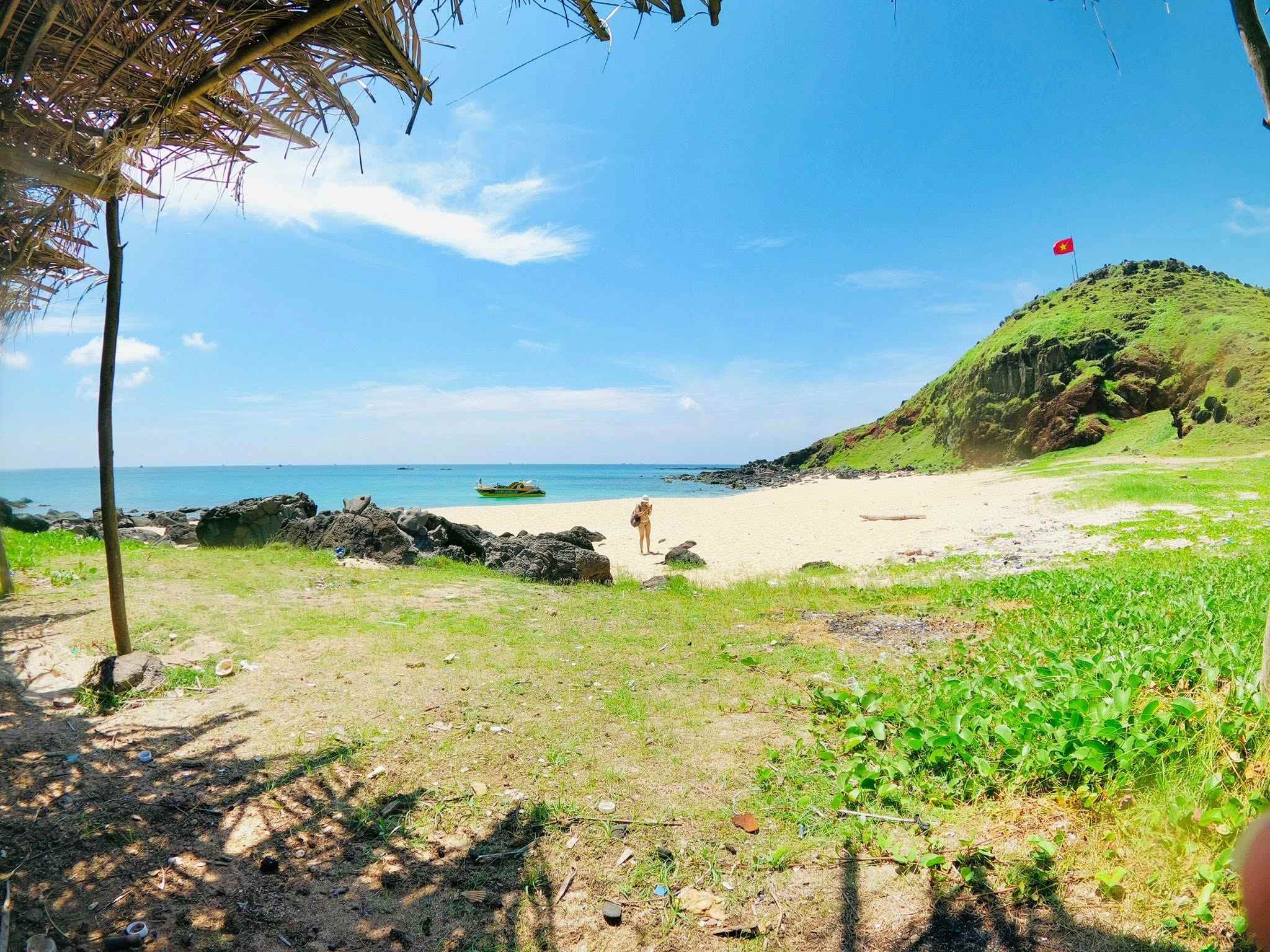 Khung cảnh yên bình ở Bãi Nhỏ