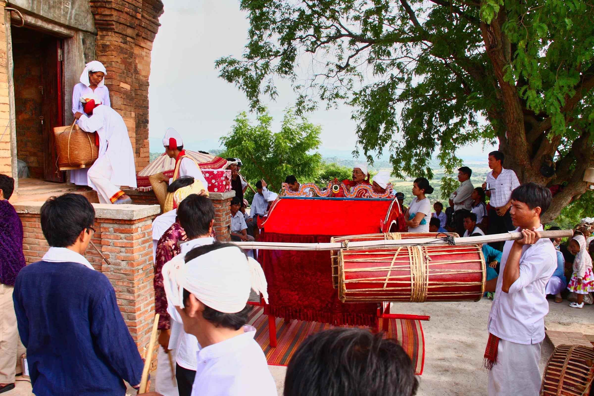 Lễ rước y lên tháp Chăm