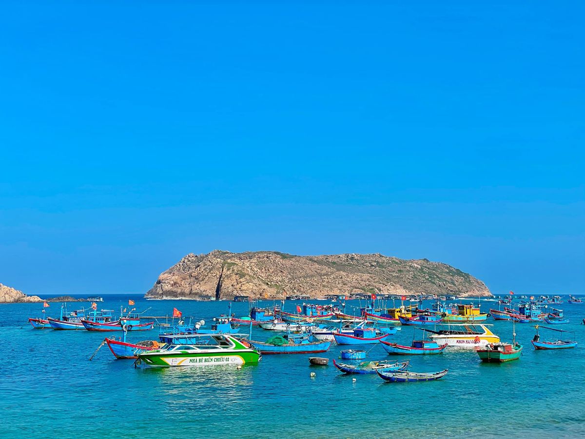 Biển Quy Hòa xanh ngắt