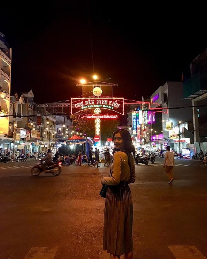 Lạc vào không gian bến Ninh Kiều - chợ Ninh Kiều bạn chỉ có thể check in mỏi tay mà đi hoài không thấy chán đó! (Nguồn: dulichcantho)