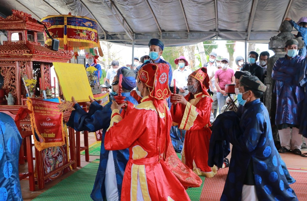 Nghi lễ đua thuyền Lý Sơn 