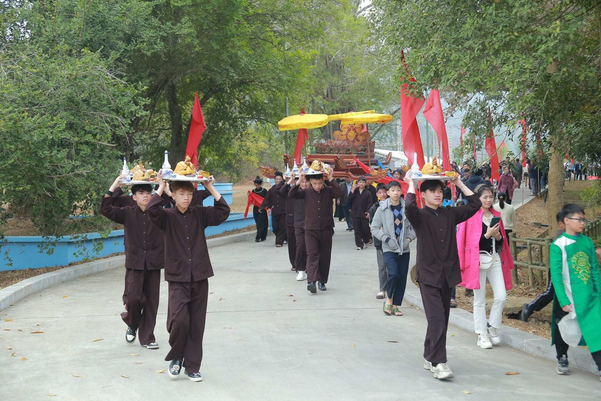 Người dân dâng lễ tại lễ hội
