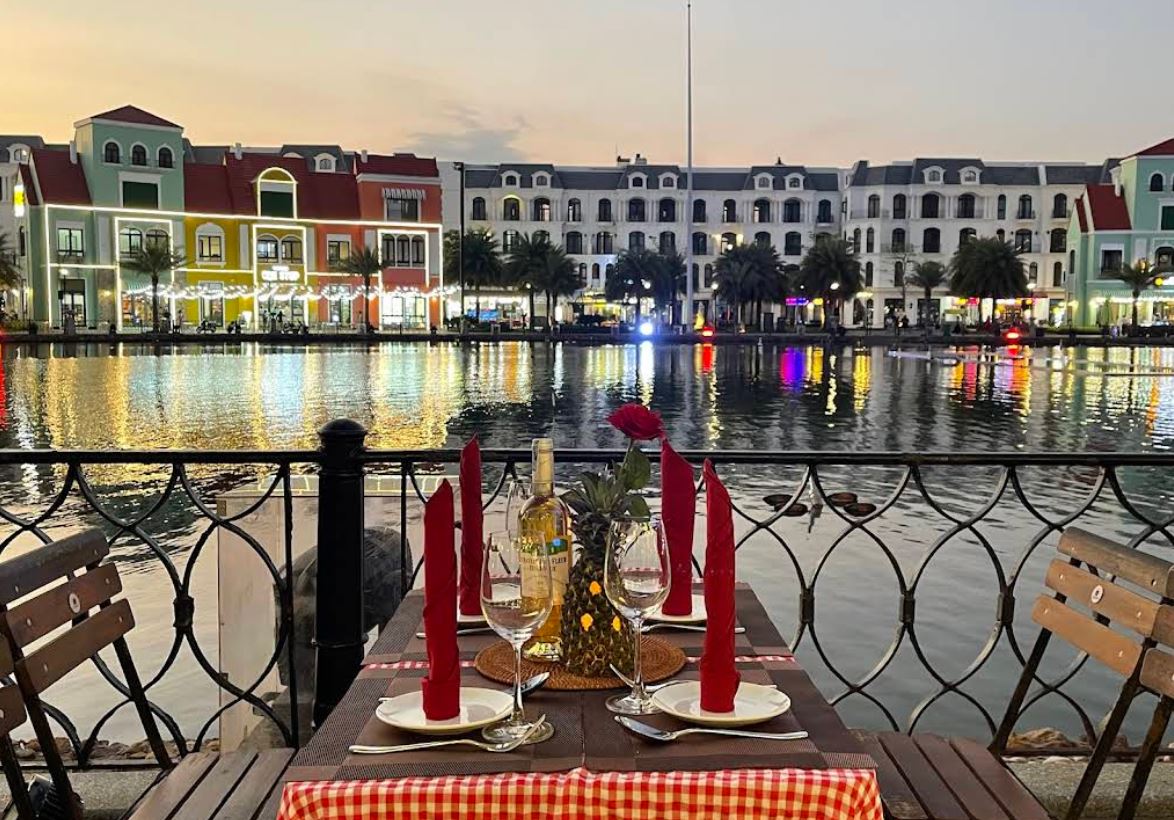 Nhà hàng Bếp Nhà nằm ngay hồ Venice Grand World