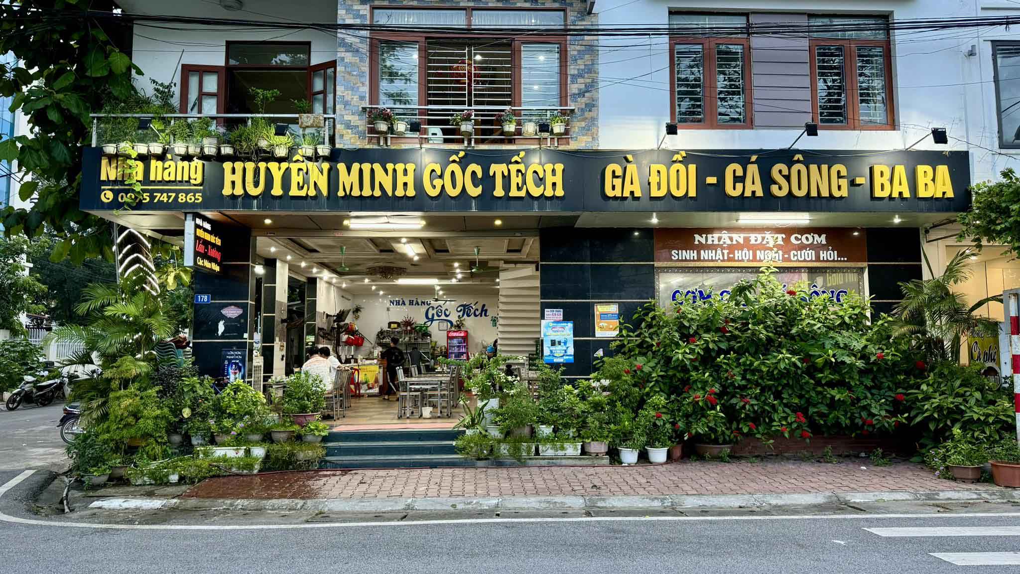 Nhà hàng Gốc Tếch Huyền Minh