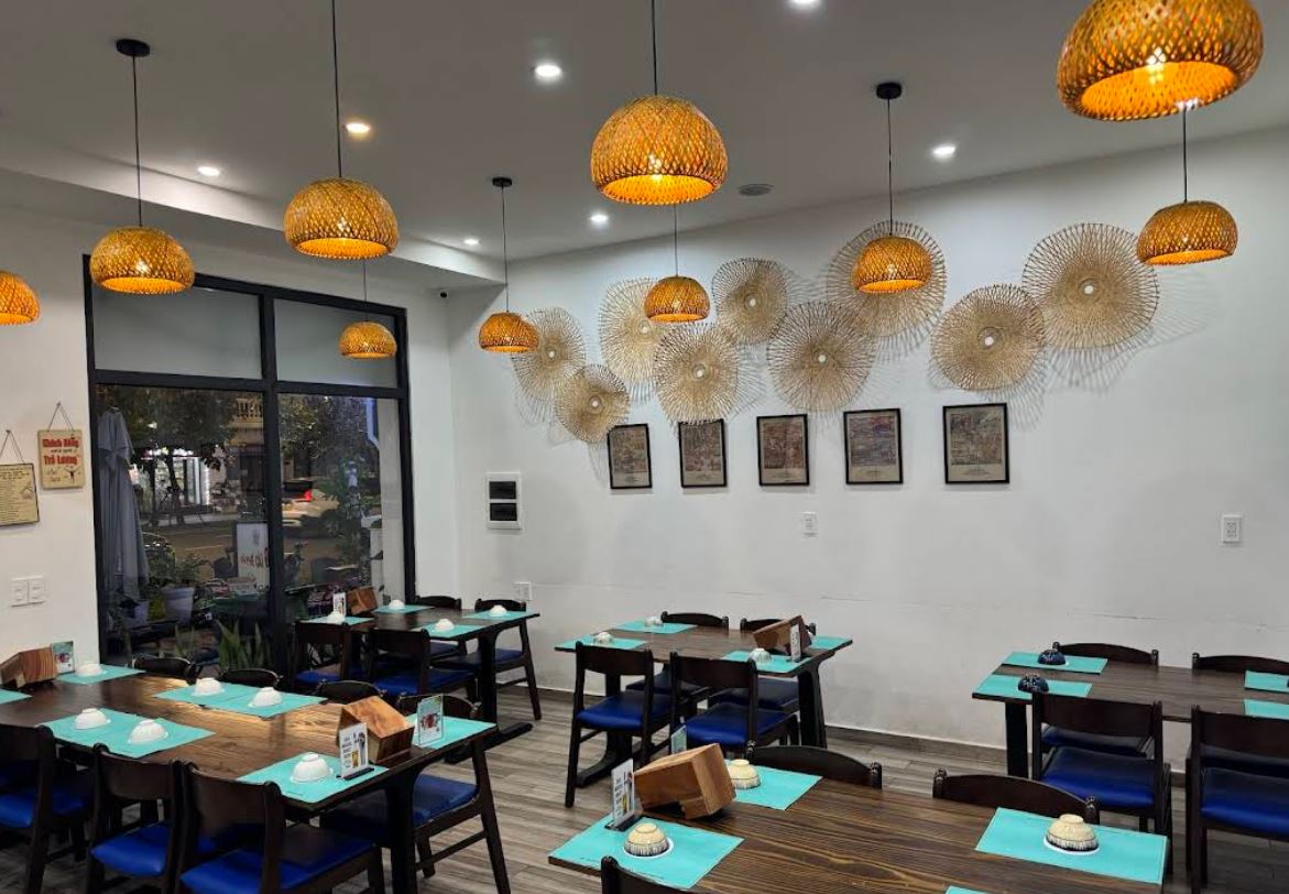 Không gian sạch sẽ của nhà hàng Madam Thảo